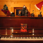 ログキッチン ヴァレ・ノワール - ピアノの上の「リトルジャマー」