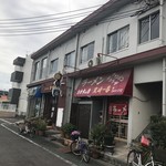 黒崎一番 - 市場の、道路に面した一角に在り。