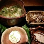 八寸（枝豆のチーズ寄せ，赤むつの肝，喜界島の海ぶどう，和歌山のそうめん瓜とゴーヤ）