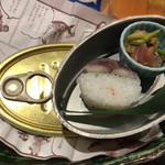 【2017年06月】お通しも鯖缶を皿に見立てての鯖寿司などだ。