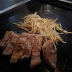 胡弓 - 豚肉鉄板焼出来上がり