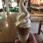 八紘学園 農産物直売所 - 【2017年07月】雨が降ってたので、店内でソフトを購入、旨いです。
