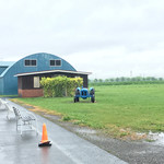 八紘学園 農産物直売所 - 【2017年07月】雨だったので、いつもなら人がいっぱいいる園内も閑散としてます。
