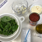 八紘学園 農産物直売所 - 【2017年07月】材料：バジル、にんにく、トマト缶、オリーブオイル、塩、黒胡椒、粉チーズ等を準備し、フードプロセッサーでウィーーンで完成です(⌒-⌒)