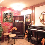 ３丁目のカレー屋さん  - 店内のテーブル席の風景です