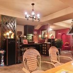 ３丁目のカレー屋さん  - 店内のテーブル席の風景です