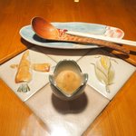 ３丁目のカレー屋さん  - 店内のテーブル席の風景です