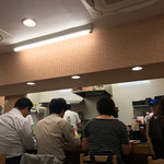 とんかつ檍 - 店内
      左端をアップにすると世界のワタベのステッカーが（笑）