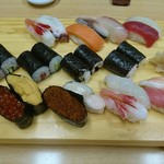 清寿司 - 上寿司と並寿司の盛り合わせ。コレ食べた後に海苔巻き追加してたな。撮るの忘れた。