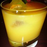 モモタ バー - 「マンゴとオレンジ」を。くどくない甘さとラムが合ってこれも美味しい。