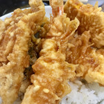 天丼 いもや 二丁目天丼店  - 天丼@650円   サクッと軽い衣にキリッと辛めのタレが絡んでグー✊なんたって圧倒的なコストパフォーマンスがナイス✌️