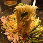 陳家私菜 赤坂一号店 湧の台所 - コシの強い細麺にパクチーとピリ辛タレがからみ