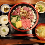 魚まみれ眞吉 - カツオ塩たたき丼定食 900円