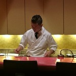 にくの匠 三芳 - 店内　オープンキチンに立つ大将