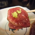 にくの匠 三芳 - 向付　神戸牛　イチボの炭火焼きたたき　山葵を添えてリフト