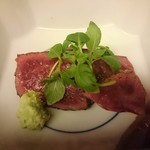 にくの匠 三芳 - 向付　神戸牛　イチボの炭火焼きたたき