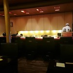 にくの匠 三芳 - 店内　テーブル席から見たカウンター席とオープンキッチン