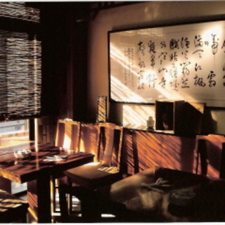 中国より取り寄せた数々の書や画が飾られた、落ちついた店内です♪