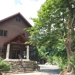 鳩ヶ湯温泉 - 木々に囲まれたおしゃれな建物