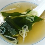 ぎょうざの満洲 - ぎょうざの満州 常盤台北口店 ソース焼そばに付く若芽スープ