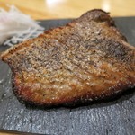 まぐろ小屋 別邸 - ﾊｰﾓﾆｶのﾌﾞﾗｯｸﾍﾟｯﾊﾟｰ焼き