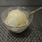 まぐろ小屋 別邸 - 特製まぐろ醬油をかけるﾊﾞﾆﾗｱｲｽ