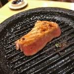 まぐろ小屋 別邸 - 【名物】まぐろの壺　5秒焼きます(・∀・)