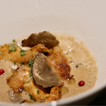 半熟に仕上げたコーチン卵、ジロール茸、くるみの粉をまとったリードヴォー、サマートリュフ