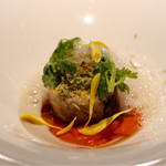 スズキのヴァプール、中にえび、上にパクチーの香草パン粉 　海老とライムの泡ソース、菊花、下にパプリカソース