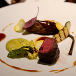 メゾン ルパン ミュラ - 国産和牛の低温調理、ソースベアルネーズ 　花ズッキーニ、中に牛ミンチ、アキレス腱、ハツ（先に少し食べちゃいました）