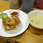 東京カオマンガイ - その後、フライドチキンライスが鶏のうまみたっぷりな熱々スープを携えて到着！