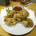 東京カオマンガイ - まずは、甘辛いチリソースを携えて鶏もも肉のから揚げが到着！