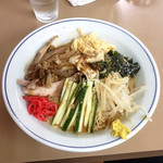 天遊 - 冷麺(¥750) 大盛(+¥200)
                                天遊は冷麺もが美味かった！上品ではないが、酸味も甘さもギリギリ行き過ぎないスープの加減が見事。麺も具も美味しいが、具はもう少し小さく切った方が食べやすいかも。