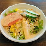 インドダイニング ドルガ - サラダには黄色い漬物が