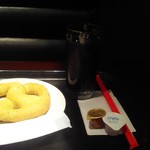 プレッツェル280円/アイスコーヒー400円