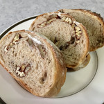 ブーランジェリー ミヤナガ - ライ麦生地にピーカンナッツが巻きこんでいる