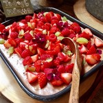 BARN&FOREST148 - Today's Mousse(ストロベリーショコラ)@チョコレートズコットみたい。たっぷりチョコレートクリームにジェノワーズ、苺･ラズベリー･トンプソンがのってます