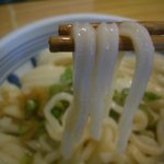 手造りうどん 楽々 - 生醤油うどん（大盛り）麺アップ