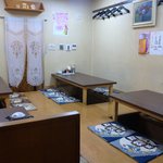 花のれん - カウンター６席以外、掘りごたつの座敷があります