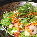 Crispy garlic oil salad with shrimp and tofu