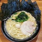 壱角家 越谷店 - ラーメン690円麺硬め。海苔増し100円（税抜）