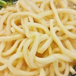 壱角家 越谷店 - 麺は太めの平打ち。ネッチリした食感。