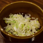 Yakiton Enya - もつ煮チーズ＠380円＋税　には、お好みで刻みネギを。