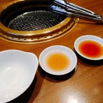 焼肉 鶯谷園 - ロースターとタレ