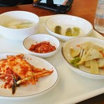 Bukchangdong Sundubu - 付け合せ。