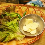 麻浦チンチャ元祖チェデポ - サンチュと生ニンニク。おかわり自由。