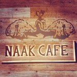 NAAK CAFE - カフェのロゴ。