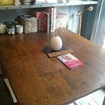 ダモ コーヒー ハウス - 店内にはテーブル（椅子はなし）