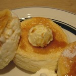 gram - プレミアムパンケーキ (ホイップバター、ホイップクリーム、メープルシロップ)