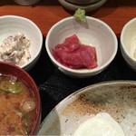 めしの助 - 自家製ツナマヨ・まぐろ刺身・ポテトサラダのアップ